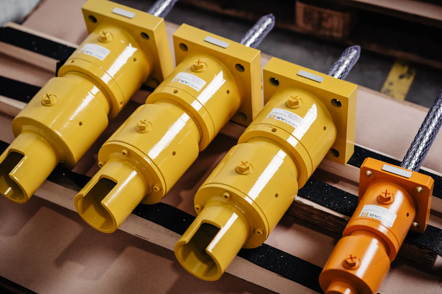 Hydraulikzylinder mit integriertem Wegmesssystem, montiert in Reihe