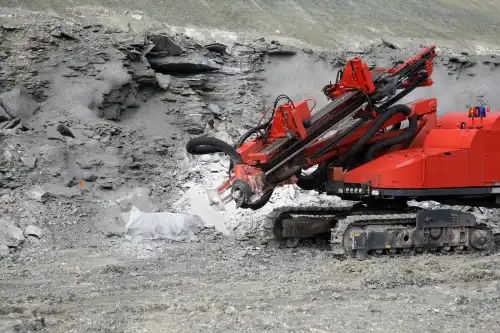Bohrmaschine im Einsatz im Bergbau-Steinbruch